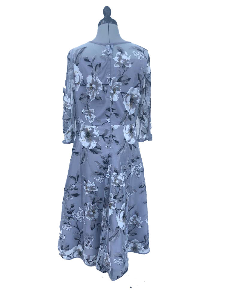 Abendkleid bei DressExpress mieten. Das Abendkleid floral besticht durch seine zeitlose Eleganz in den Farben grau und weiss sowie das florale Muster.