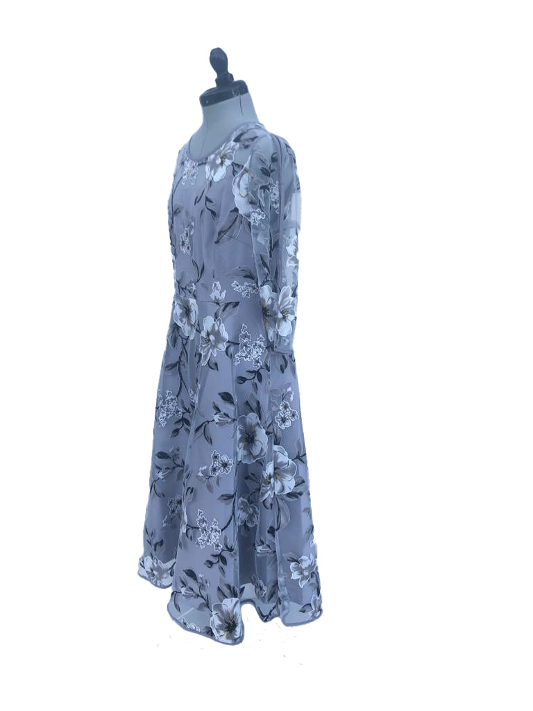 Abendkleid bei DressExpress mieten. Das Abendkleid floral besticht durch seine zeitlose Eleganz in den Farben grau und weiss sowie das florale Muster.