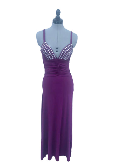 Abendkleid mieten in der Farbe violett mit Strasssteinen. Frontansicht des Kleides