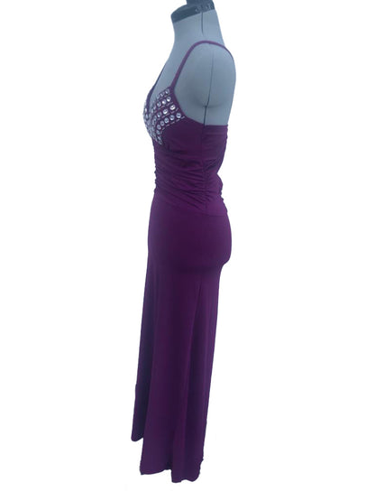 Abendkleid mieten in der Farbe violett mit Strasssteinen. Seitenansicht des Kleides