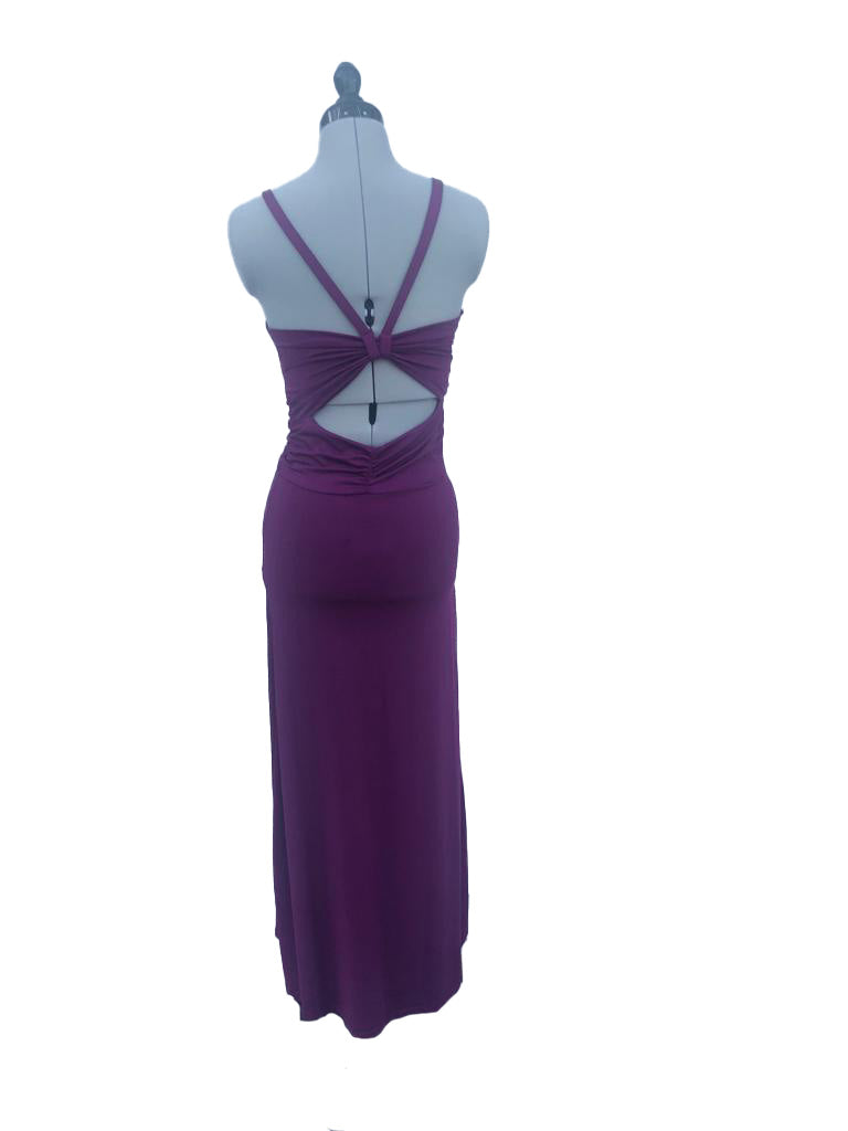 Abendkleid mieten in der Farbe violett mit Strasssteinen. Rückenansicht des Kleides