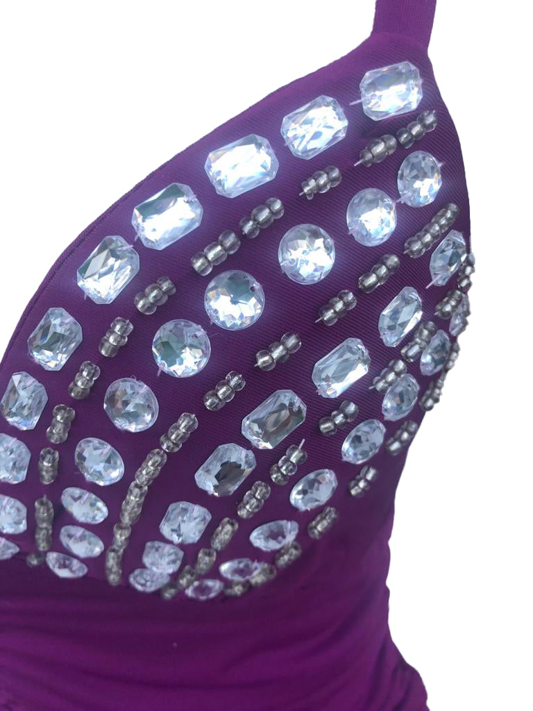 Abendkleid mieten in der Farbe violett mit Strasssteinen. Closeup des Kleides