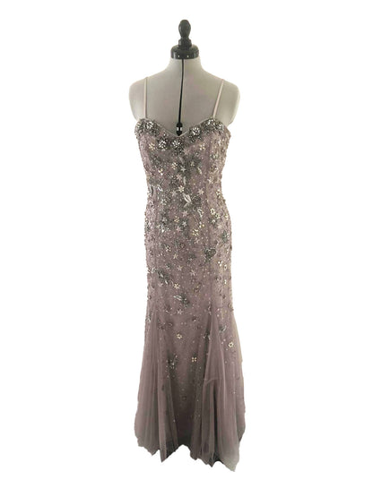 Ein elegantes Abendkleid namens supernova welches bei dressexpress gemietet werden kann. Das Abendkleid ist mit Strassteinen verziert.